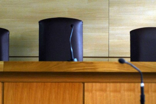 Μάρτυρες καίνε τους αστυνομικούς