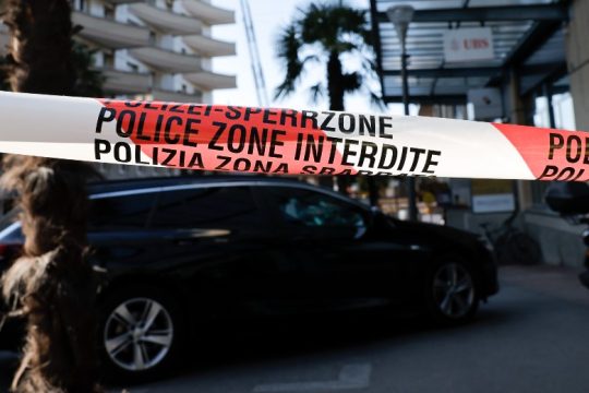 Τέσσερις νεκροί και ένας βαριά τραυματίας έξω από κτίριο στην Ελβετία