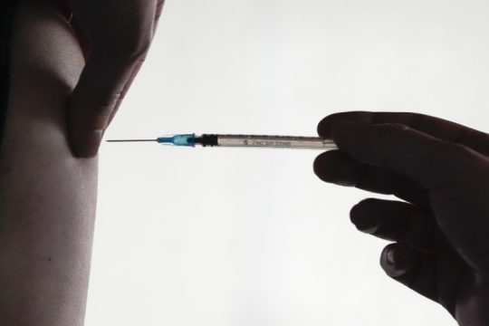 Ένα νέο εμβόλιο κατά της Covid-19 αξιολογεί ο ΕΜΑ