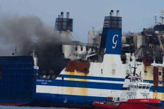 Η αναζωπύρωση της φωτιάς «πάγωσε» τις έρευνες στο Euroferry Oympia