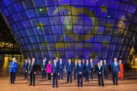 Eurogroup: «Βλέποντας και κάνοντας» για τη νέα κρίση