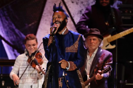 Fantastic Negrito: Να μετατρέψουμε την οργή σε κίνηση και έμπνευση μέσω της τέχνης