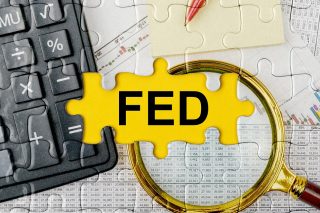 Πρώτη επίθεση της Fed κατά του πληθωρισμού με αύξηση επιτοκίων