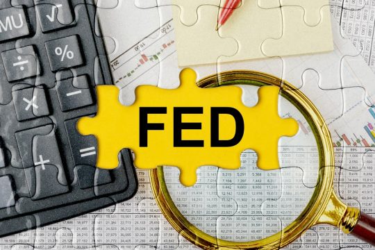 Πρώτη επίθεση της Fed κατά του πληθωρισμού με αύξηση επιτοκίων