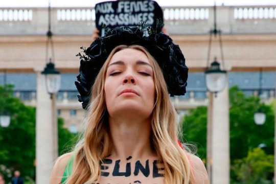 Ακτιβίστρια των Femen καταγγέλλει δράση μαστροπών στα σύνορα της Ουκρανίας