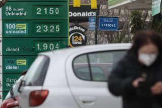 Φορολογικές τροπολογίες της τελευταίας στιγμής για φόρο εισοδήματος και κάρτα καυσίμων