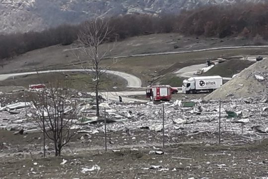 Σε εξέλιξη οι έρευνες για τη φονική έκρηξη στο εργοστάσιο της ΕΛΤΕΚ
