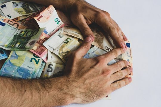 Σήμα κινδύνου για «ολιγάρχες» των επιδοτήσεων