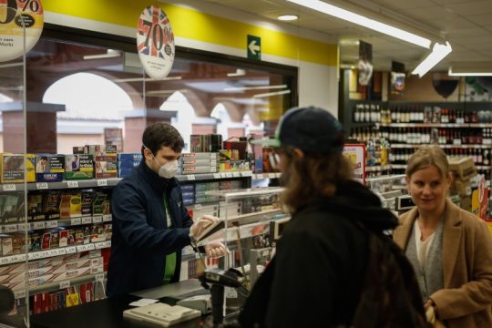 Ισπανικά σουπερμάρκετ βάζουν «κόφτη» στην πώληση ηλιέλαιου λόγω Ουκρανίας
