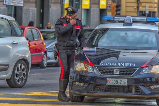 Γυναικοκτονία στην Ιταλία: πορνοστάρ κατακρεουργήθηκε από γείτονά της έξω από το Μιλάνο