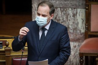 Δέσμευση Καραμανλή για αλλαγές στις «πρότυπες προτάσεις»
