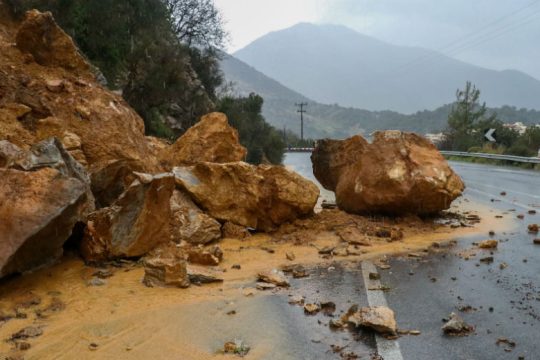Κλειστός επαρχιακός δρόμος στα Χανιά λόγω κινδύνου κατολισθήσεων