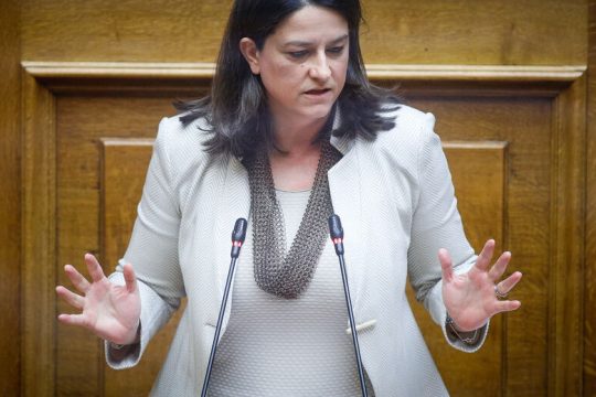 Αδιάλλακτη η Κεραμέως