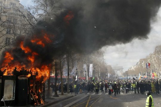 Επεισόδια στα βόρεια προάστια του Παρισίου μετά τη δολοφονία άνδρα από αστυνομικό