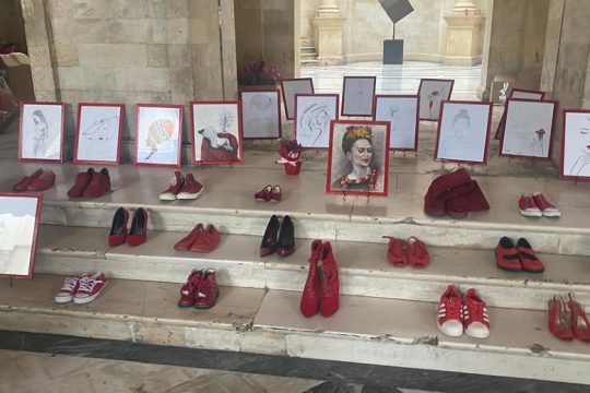 Ηράκλειο: Κόκκινα παπούτσια κατά των γυναικοκτονιών και της έμφυλης βίας
