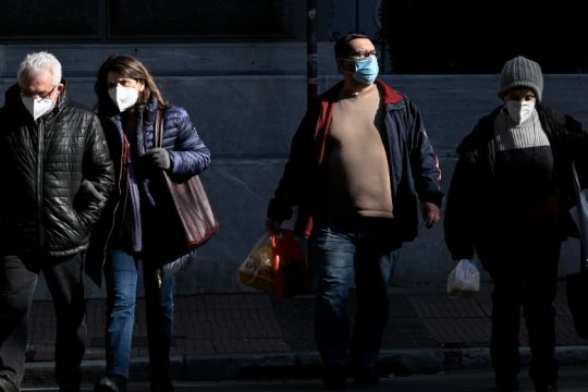 Φεύγουν οι μάσκες σε εξωτερικούς χώρους