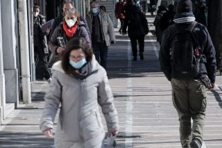 Ο ΠΟΥ επικρίνει την Ελλάδα για τη βιαστική άρση μέτρων