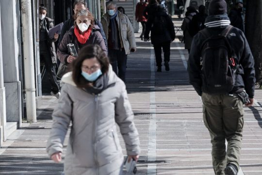 Ο ΠΟΥ επικρίνει την Ελλάδα για τη βιαστική άρση μέτρων