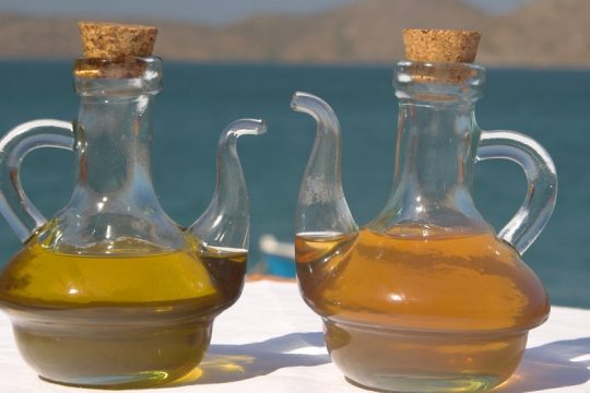 Τρεις το λάδι, τρεις το ξίδι…