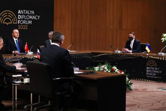 Διάλογος χωρίς σημάδια σύγκλισης μεταξύ Λαβρόφ και Κουλέμπα
