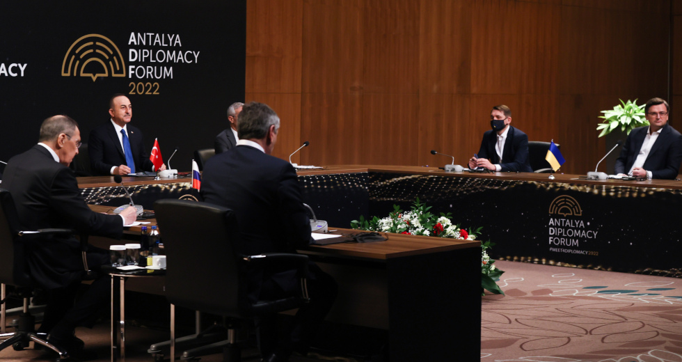 Διάλογος χωρίς σημάδια σύγκλισης μεταξύ Λαβρόφ και Κουλέμπα