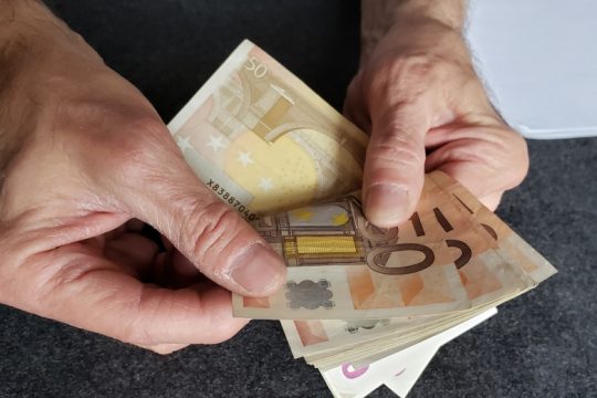 Τρέχει ολοταχώς προς το 8% ο τιμάριθμος