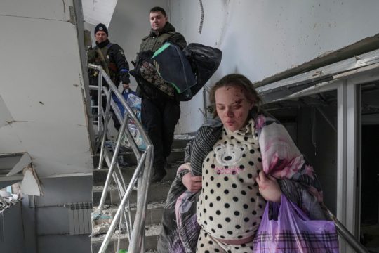 Κατακραυγή για το βομβαρδισμό μαιευτηρίου στη Μαριούπολη – Τι απαντά η Μόσχα