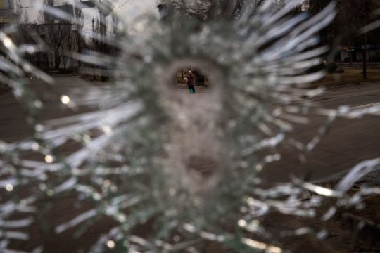 Τρίτος γύρος διαβουλεύσεων με τις βόμβες να πέφτουν βροχή