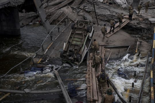 Κυρώσεις βροχή και διπλωματικές ακροβασίες, ενώ το Κίεβο ασφυκτιά