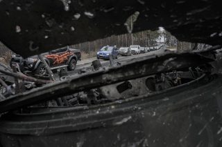 Πομπή αμάχων εγκαταλείπει το μέτωπο