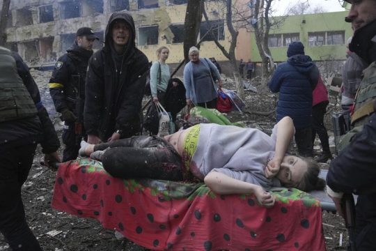 Βαθαίνει η τραγωδία στη Μαριούπολη