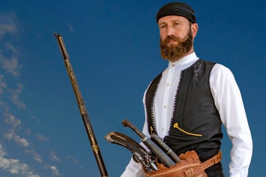 Των αντρειωμένων τ’ άρματα…