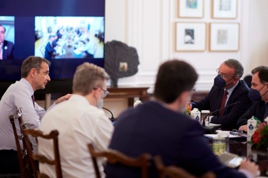 Το Μαξίμου καθησυχάζει, ενώ η αγορά φλέγεται