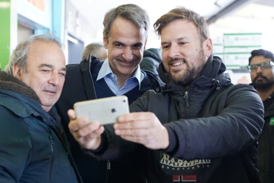 Politico: Ο Μητσοτάκης γκρέμισε τις γέφυρες με τη Ρωσία, αναστατώνοντας τους Έλληνες