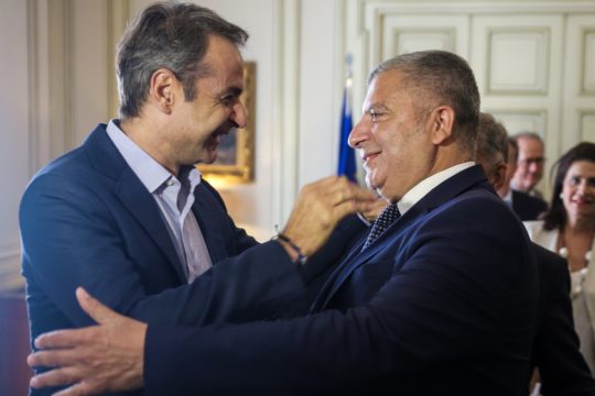 Καλύπτουν τον Πατούλη κρατώντας… αποστάσεις