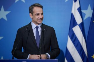 Ομοβροντία από την αντιπολίτευση για τη στάση Μητσοτάκη