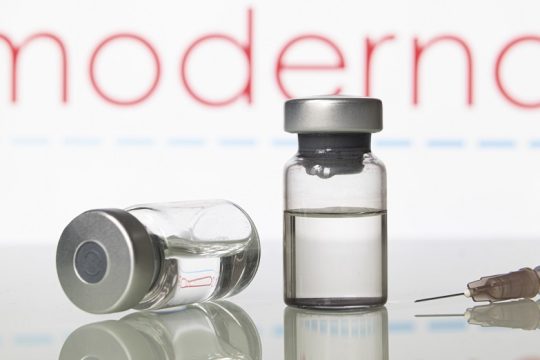 Η Moderna κατασκευάζει το πρώτο εργοστάσιο mRNA εμβολίων στην Αφρική