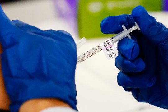Η Moderna θα ζητήσει την έγκριση του εμβολίου της για παιδιά από 6 μηνών έως 6 ετών