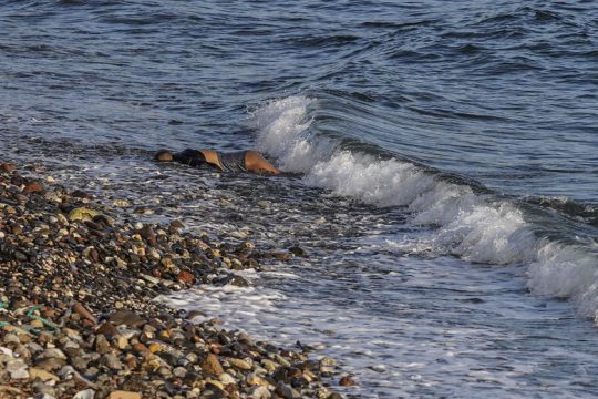 Ναυάγιο με έξι νεκρούς πρόσφυγες