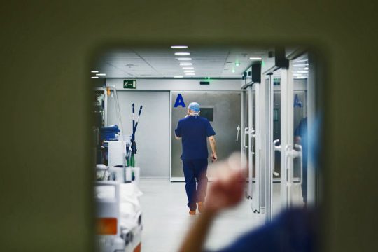 ΕΟΔΥ: Ξανά πάνω από 20.000 τα νέα κρούσματα, πτώση σε διασωληνώσεις