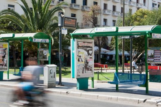 «Οσμή σκανδάλου» με τα 356 στέγαστρα σε στάσεις του ΟΑΣΘ