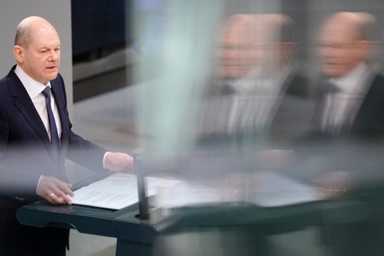 Ο Σολτς ξεκόβει τη συζήτηση για εμπάργκο στο πετρέλαιο και εμπλοκή ΝΑΤΟ