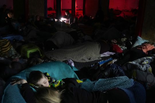 Απομακρύνεται ο διάλογος, ενώ οι βόμβες «σαρώνουν» την Ουκρανία