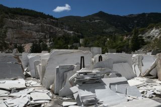 Εμμένουν στο «ξεκοίλιασμα» της Πεντέλης