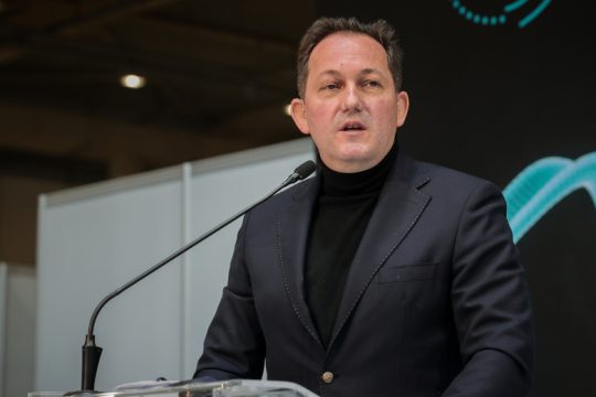 Ο Πέτσας επιχειρεί να διαψεύσει τον εαυτό του μετά τη δήλωση για τις εκλογές
