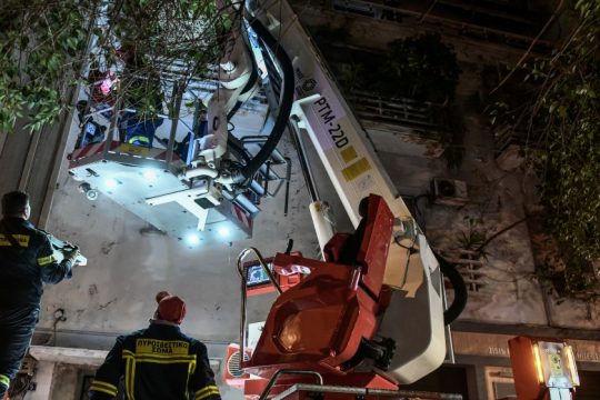 Yπό μερικό έλεγχο η πυρκαγιά σε κτίριο στη Νίκαια