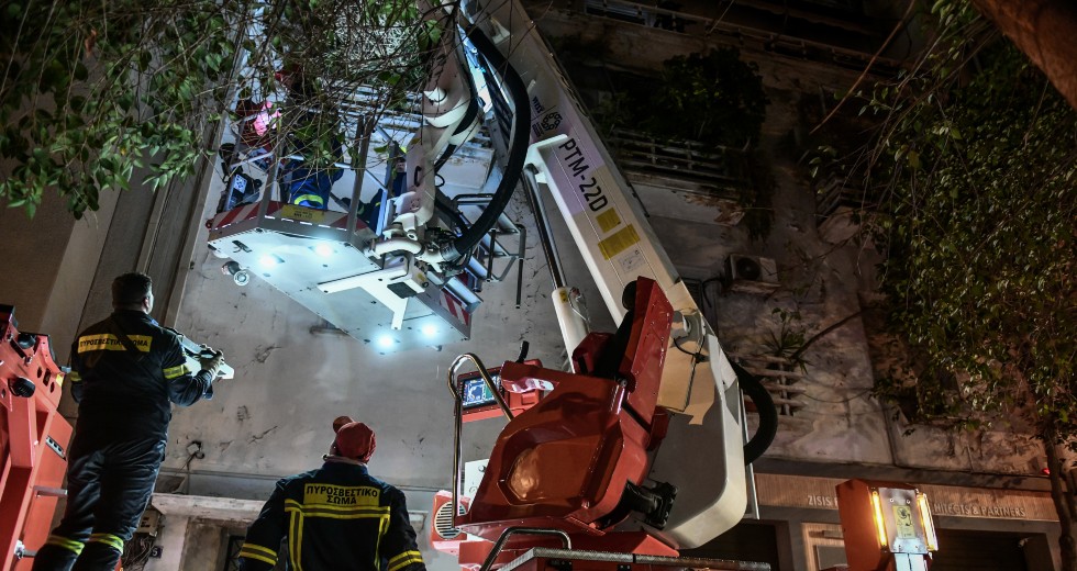 Yπό μερικό έλεγχο η πυρκαγιά σε κτίριο στη Νίκαια