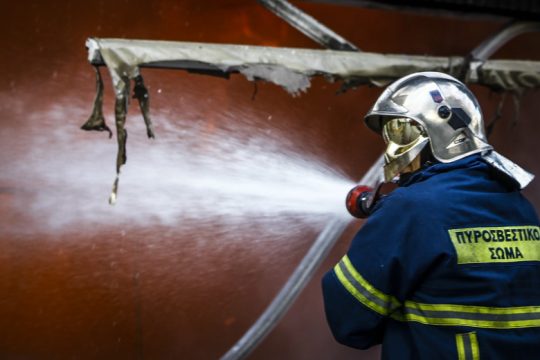 Φωτιά σε κτίριο με ανταλλακτικά αυτοκινήτων στον Νέο Κόσμο