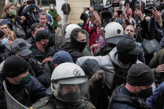 Στην ανακρίτρια η μητέρα των τριών κοριτσιών, παραιτήθηκε ο δικηγόρος της