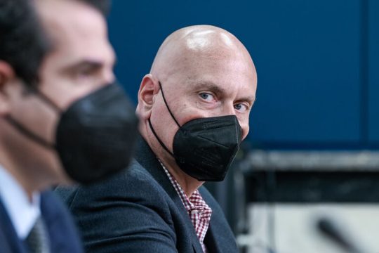Ομολογούν την «εγκληματικά» καθυστερημένη είσοδο στις ΜΕΘ